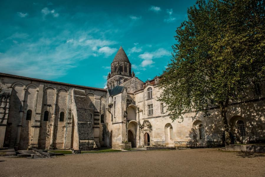 Camping Saintes Grandes Rives - Saintes en Charente-Maritime